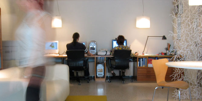 Foto de nuestro estudio con 2 personas trabajando